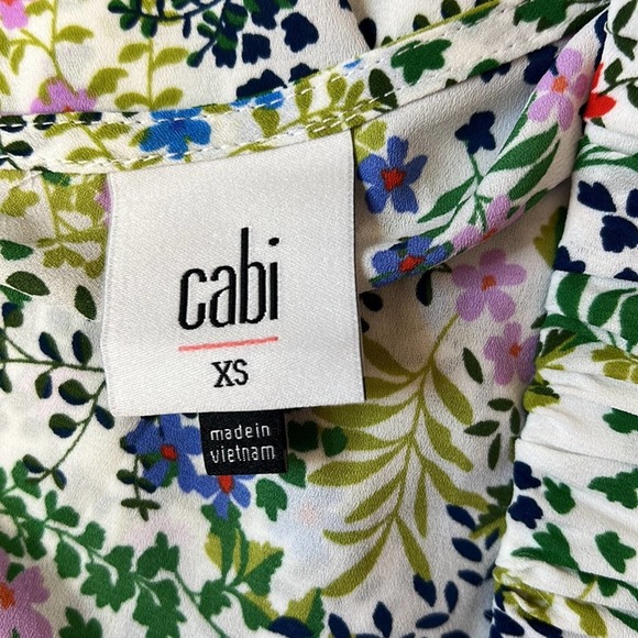 Cabi Beautiful Floral V-Neck Sleeveless Blouse. Size XS. Runs bigger. NWOT. - Picture 5 of 6